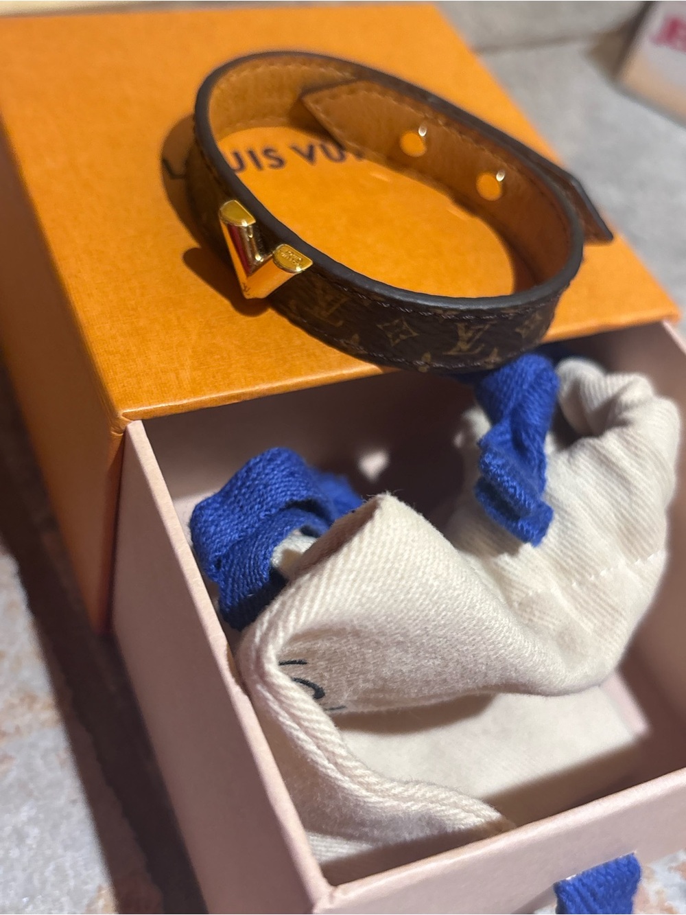 Louis Vuitton Essential V bracelet